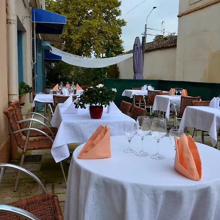 Aux Lys D'or Otel 2*