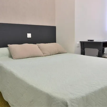 Aux Lys D'or Otel Réalville