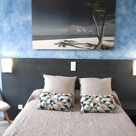 Aux Lys D'or Hotel 2*