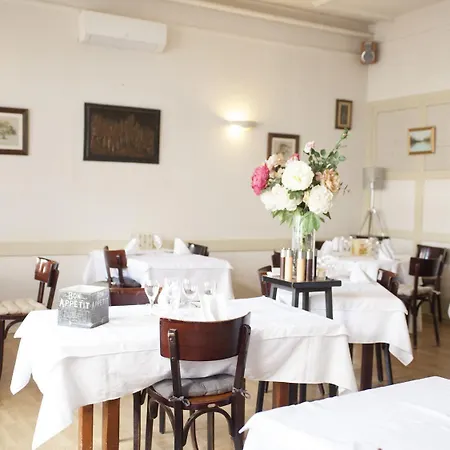 Aux Lys D'or Hotel Realville