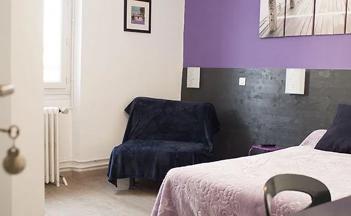 Aux Lys D'or Hotel 2*