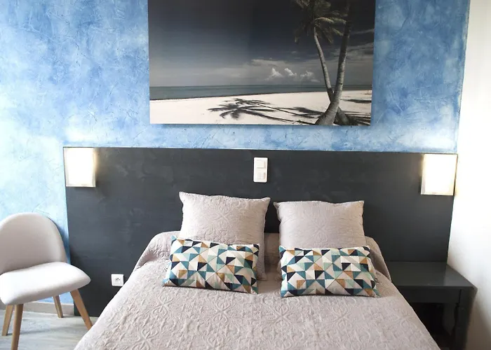 Aux Lys D'or Hotel 2*