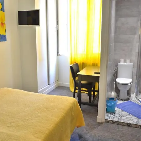 Aux Lys D'or 호텔 2*